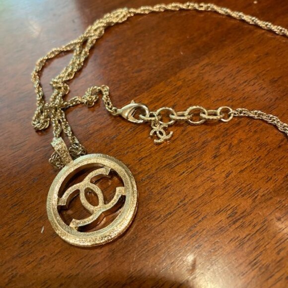 Chanel CC Logo Pearl Round Pendandt Necklace- Gold Tone, Made in France - Picture 6 of 6